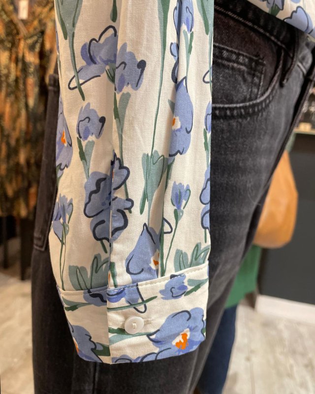 Chemisier blanc à fleurs bleues