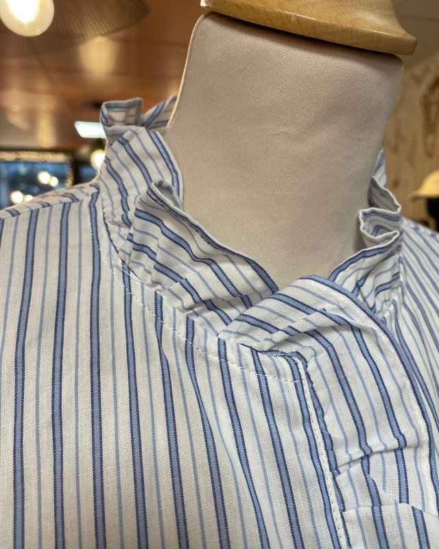 Chemisier à rayures bleu et blanc et volants