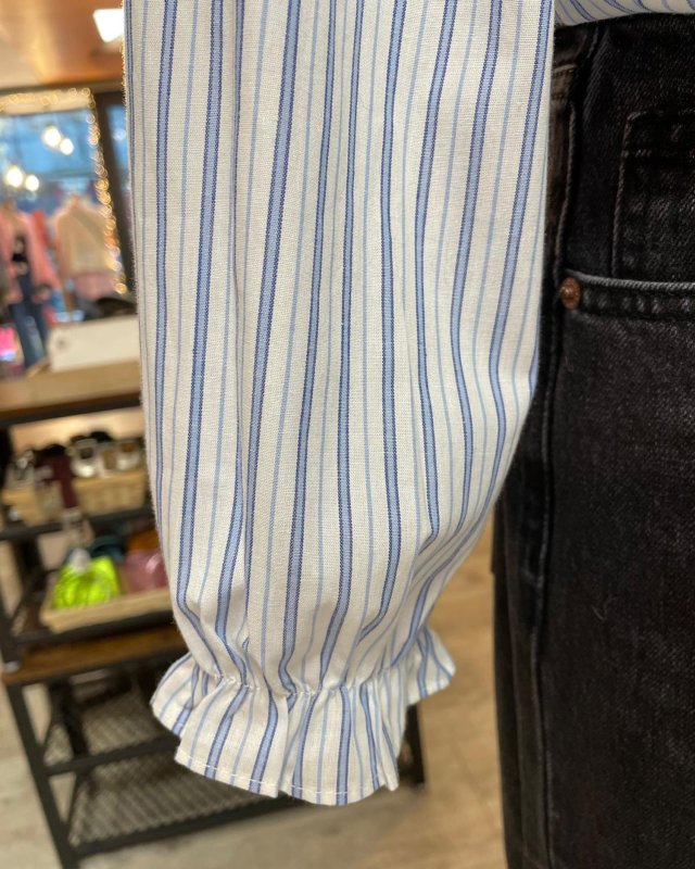 Chemisier à rayures bleu et blanc et volants