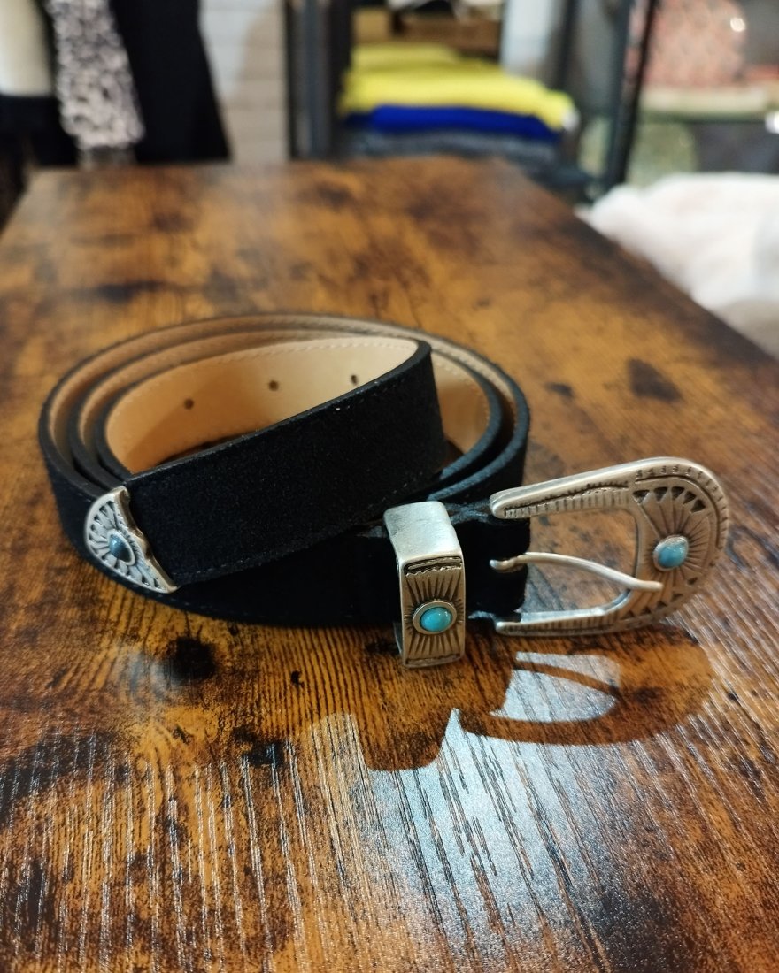 Ceinture noire en nubuck avec une boucle argentée