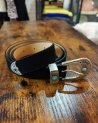 Ceinture noire en nubuck avec une boucle argentée