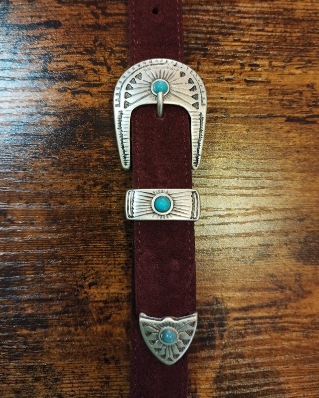 Ceinture bordeaux en nubuck avec une boucle argentée