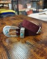 Ceinture bordeaux en nubuck avec une boucle argentée