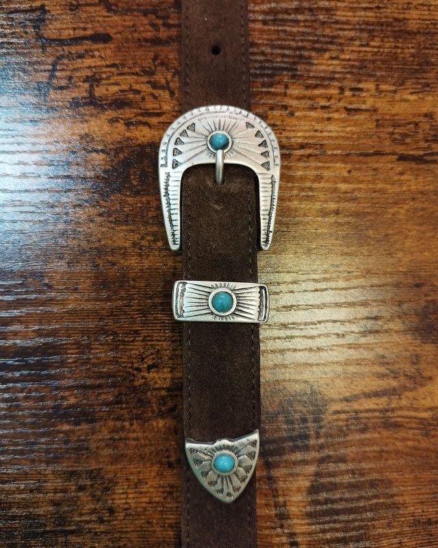 Ceinture chocolat en nubuck avec une boucle argentée