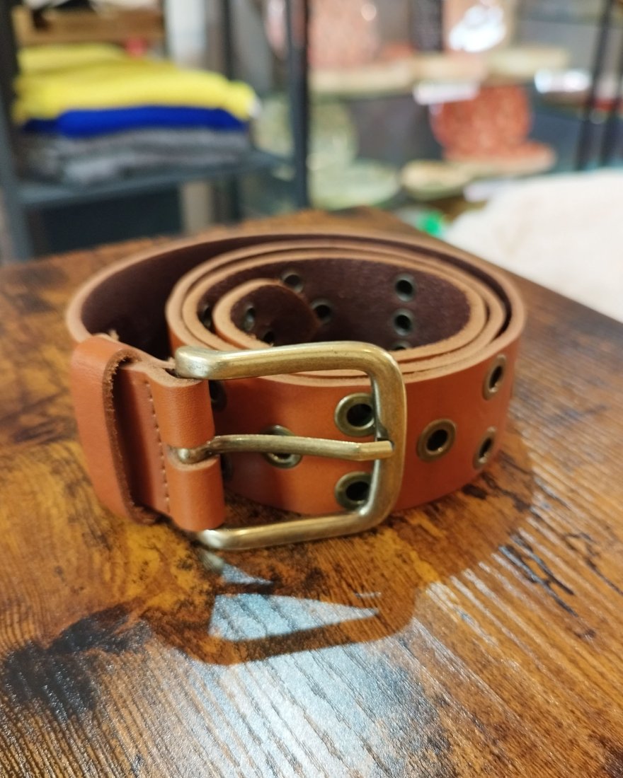 Ceinture à oeillets en cuir camel
