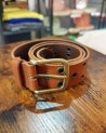 Ceinture à oeillets en cuir camel