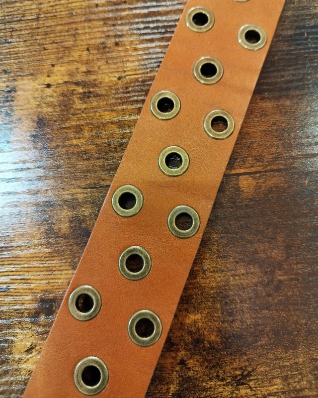 Ceinture à oeillets en cuir camel