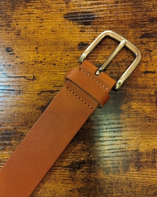 Ceinture à oeillets en cuir camel