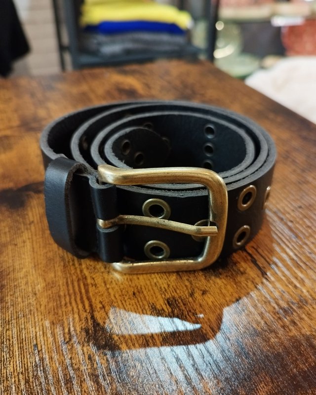 Ceinture à oeillets en cuir...
