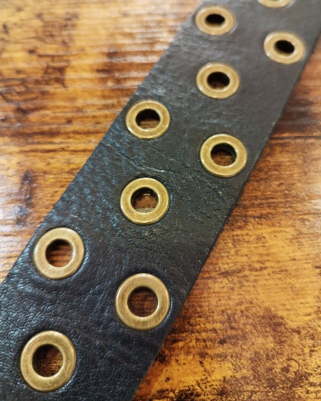 Ceinture à oeillets en cuir noir