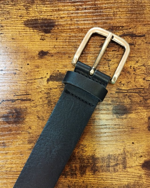 Ceinture à oeillets en cuir noir