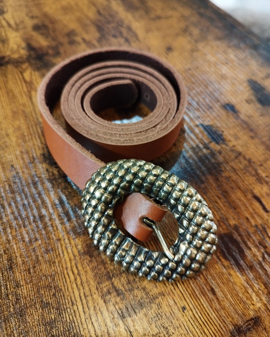 Ceinture fine en cuir camel avec une boucle fantaisie