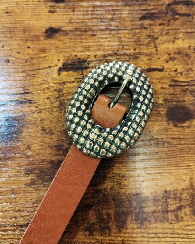 Ceinture fine en cuir camel avec une boucle fantaisie