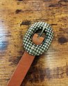 Ceinture fine en cuir camel avec une boucle fantaisie