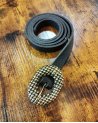 Ceinture fine en cuir noir avec une boucle fantaisie