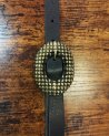Ceinture fine en cuir noir avec une boucle fantaisie