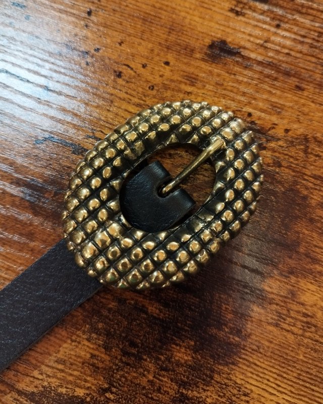 Ceinture fine en cuir noir avec une boucle fantaisie