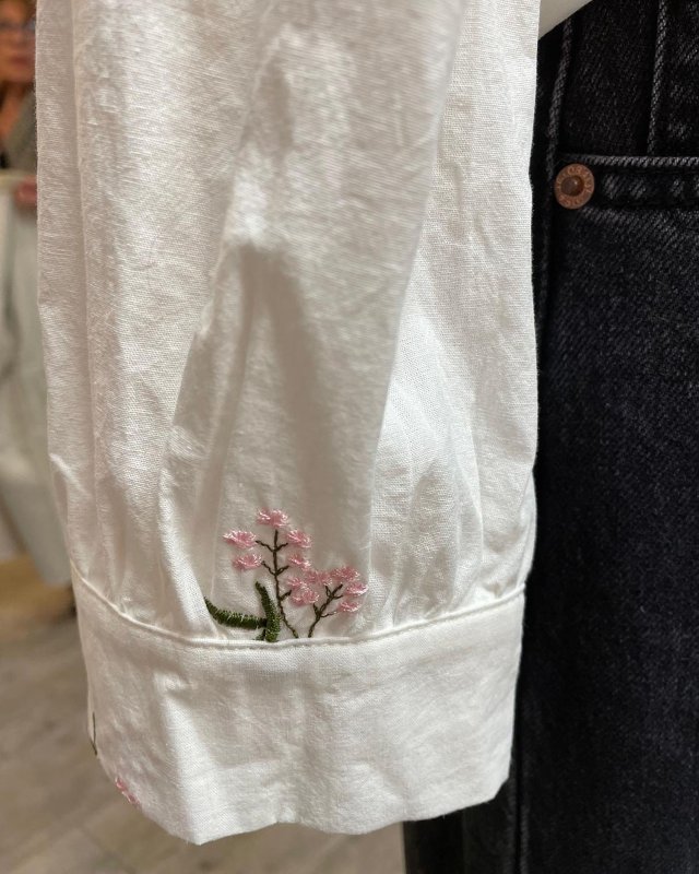 Chemisier blanc brodé de petites fleurs roses