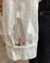 Chemisier blanc brodé de petites fleurs roses