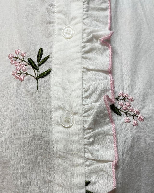 Chemisier blanc brodé de petites fleurs roses