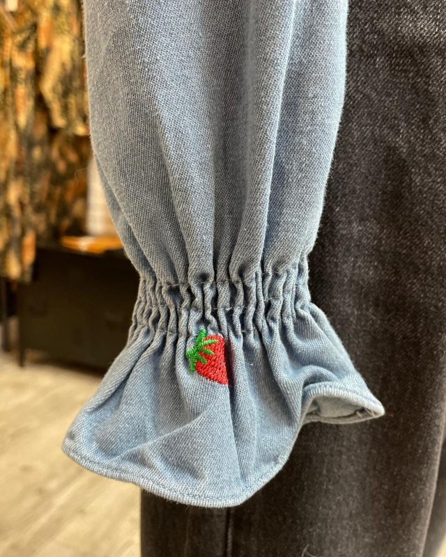 Chemisier en jean brodé de petites fraises rouges