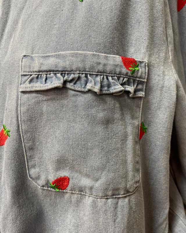 Chemisier en jean brodé de petites fraises rouges