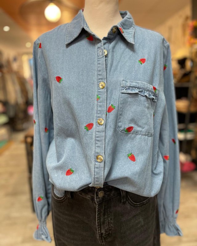 Chemisier en jean brodé de...