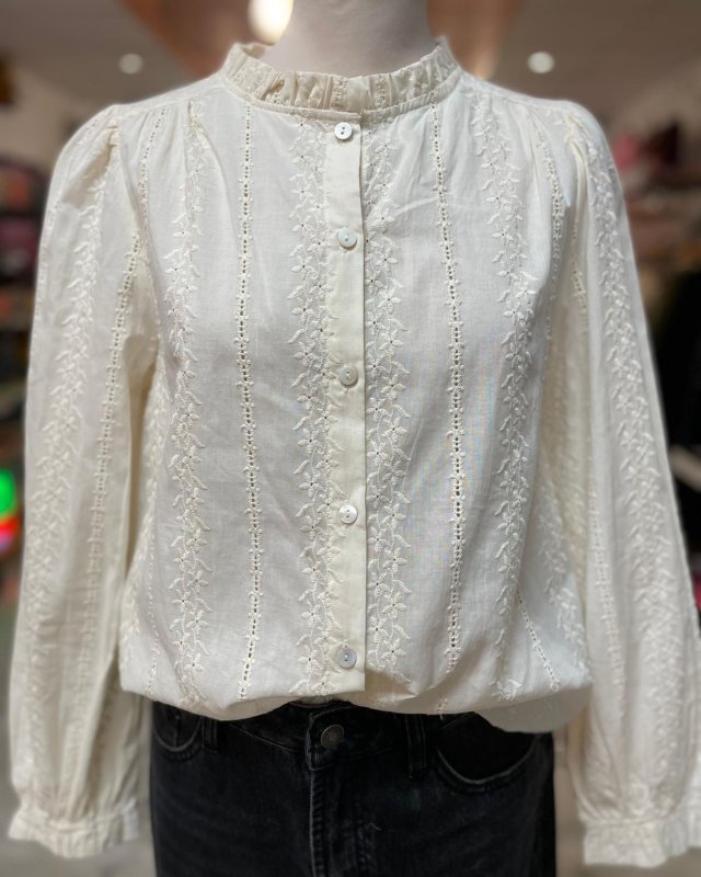 Chemisier beige à broderies...