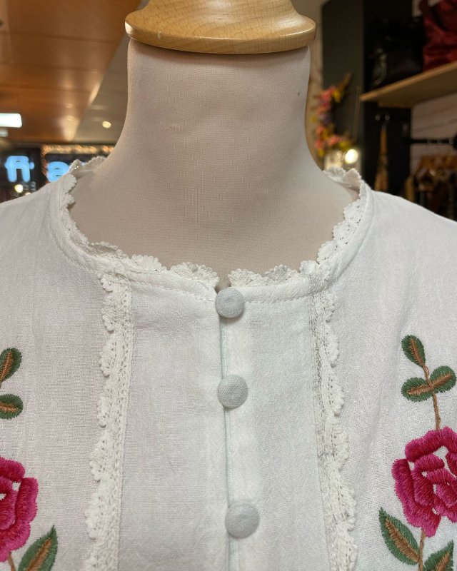 Chemisier blanc brodé avec des finitions en dentelle