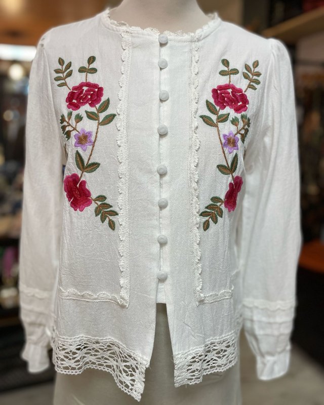 Chemisier blanc brodé avec...