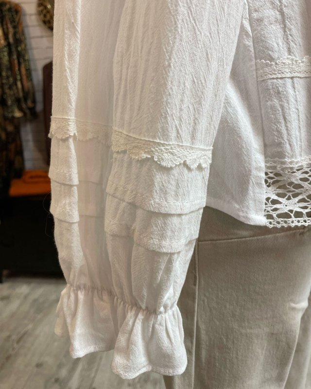 Chemisier blanc brodé avec des finitions en dentelle