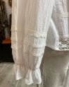 Chemisier blanc brodé avec des finitions en dentelle