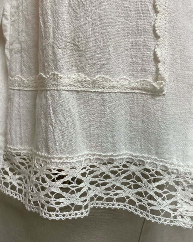 Chemisier blanc brodé avec des finitions en dentelle