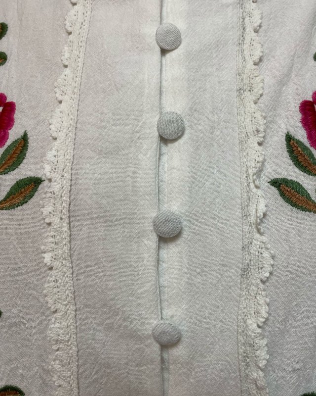 Chemisier blanc brodé avec des finitions en dentelle