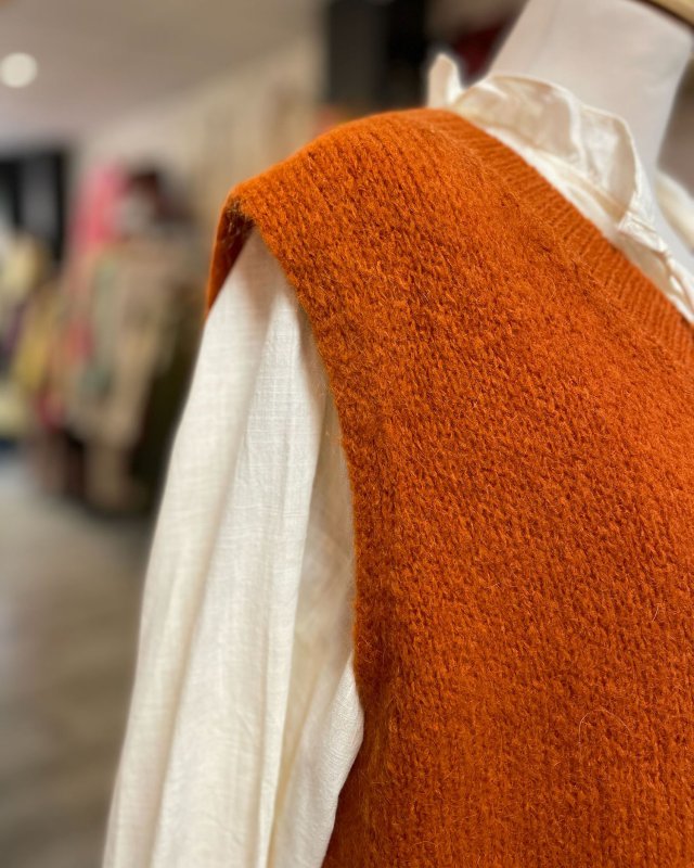 Pull sans manches à col V côtelé