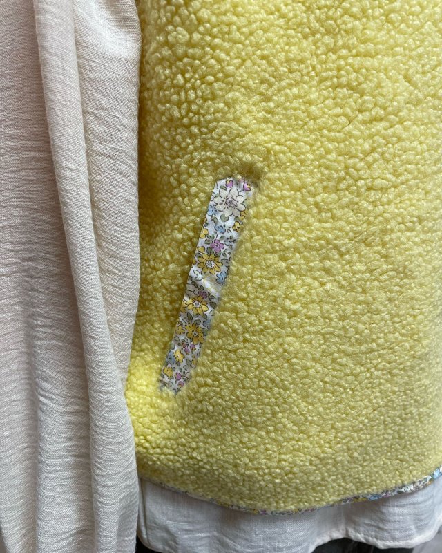 Gilet en moumoute jaune et finitions liberty