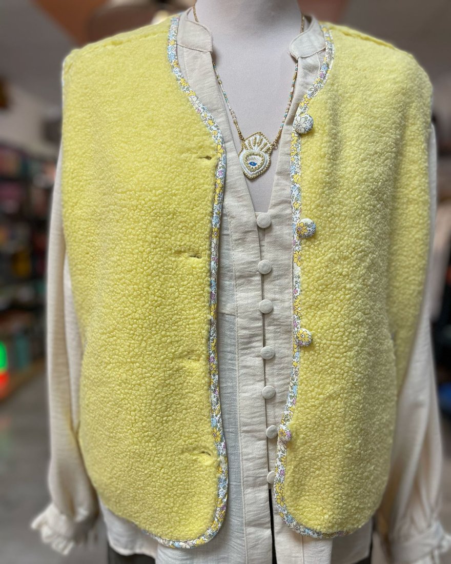 Gilet en moumoute jaune et finitions liberty