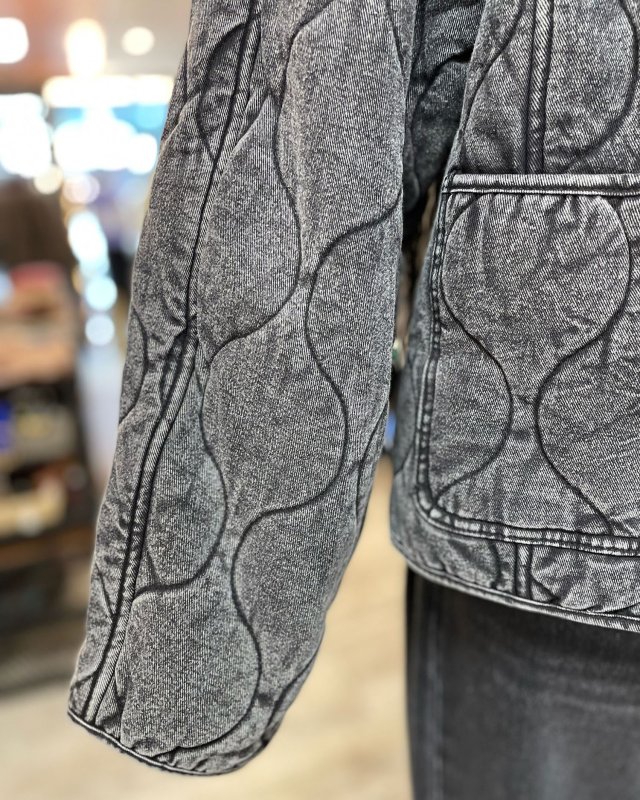Veste matelassée grise à surpiqûres ondulées