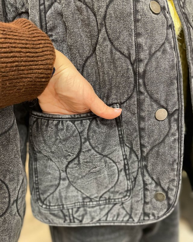 Veste matelassée grise à surpiqûres ondulées