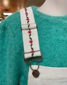 Salopette beige avec une broderie en point de croix
