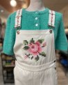 Salopette beige avec une broderie en point de croix