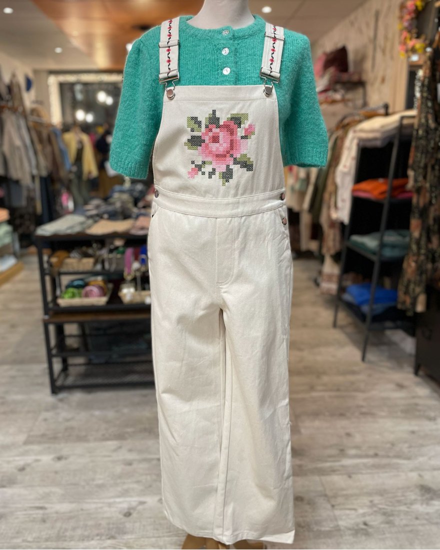 Salopette beige avec une broderie en point de croix