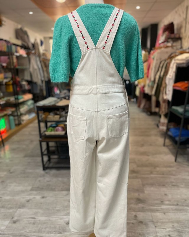 Salopette beige avec une broderie en point de croix