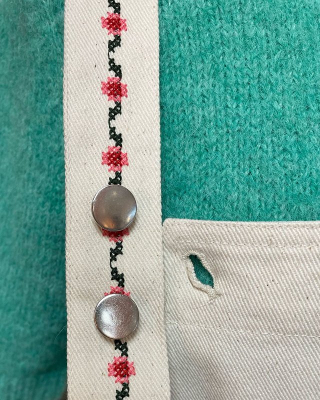 Robe salopette écrue à broderie fleurie en point de croix