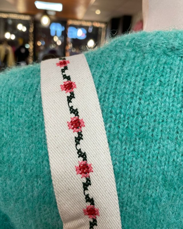 Robe salopette écrue à broderie fleurie en point de croix