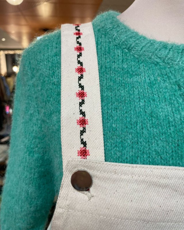 Robe salopette écrue à broderie fleurie en point de croix