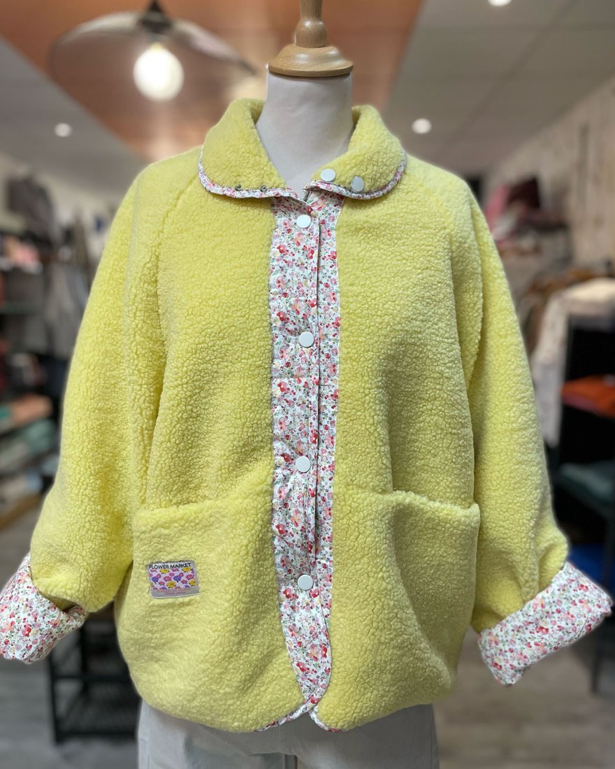 Veste réversible en moumoute jaune et tissu liberty
