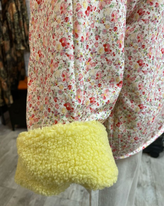 Veste réversible en moumoute jaune et tissu liberty