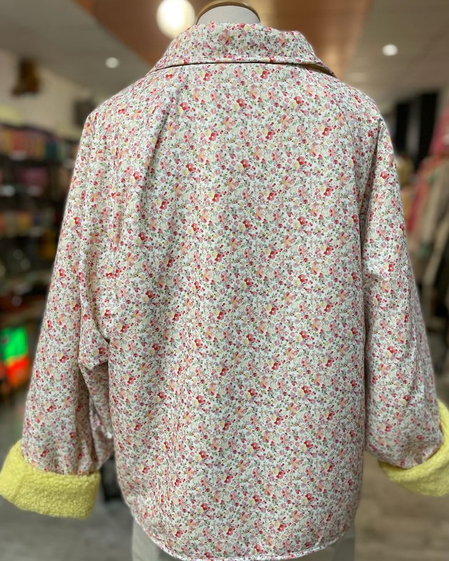 Veste réversible en moumoute jaune et tissu liberty