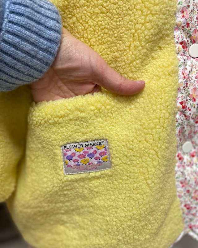 Veste réversible en moumoute jaune et tissu liberty